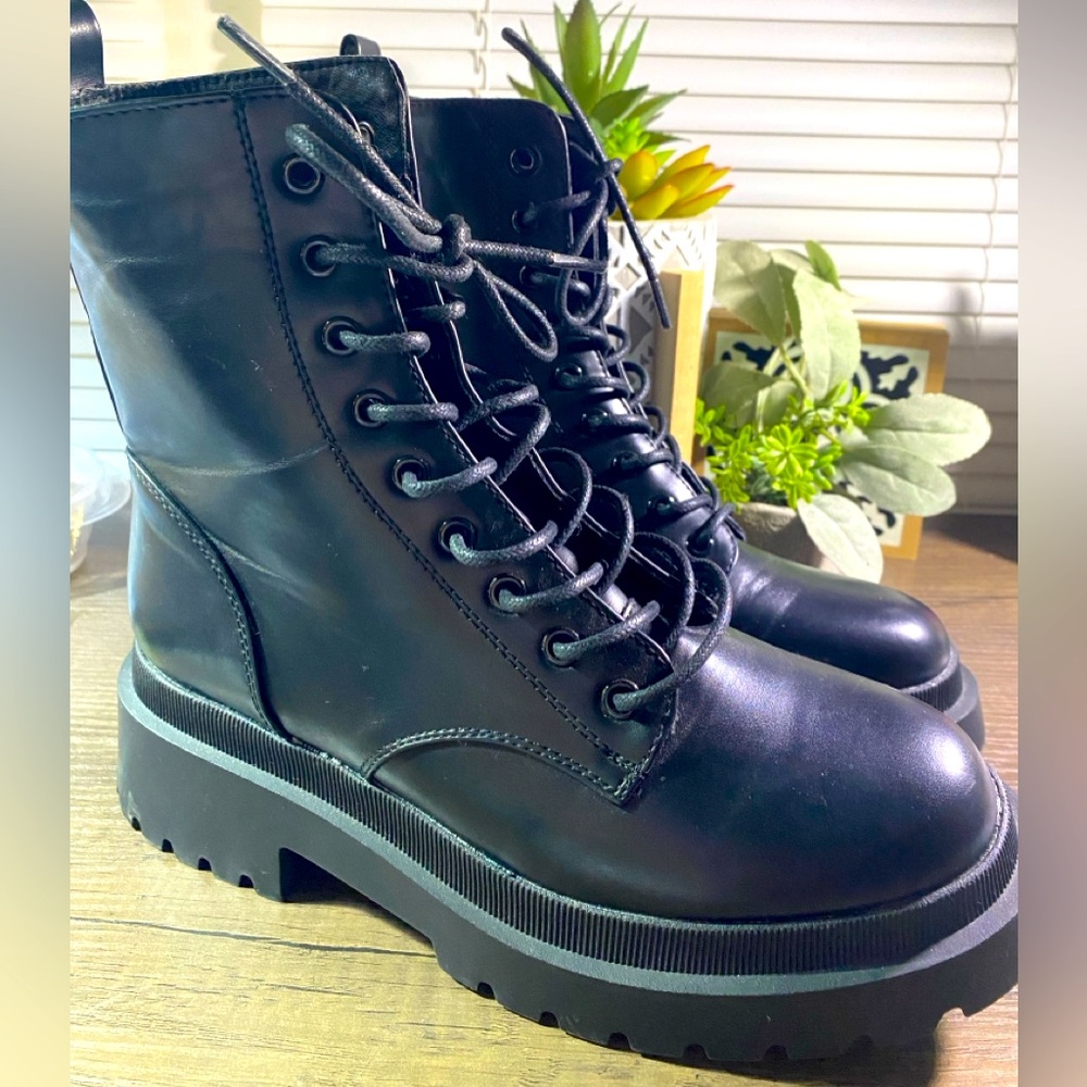 NWT Topshop Khloe Faux Leather Black Lace Up MOTO Boot Sold By Nordstrom 10.5 - Picture 2 of 8